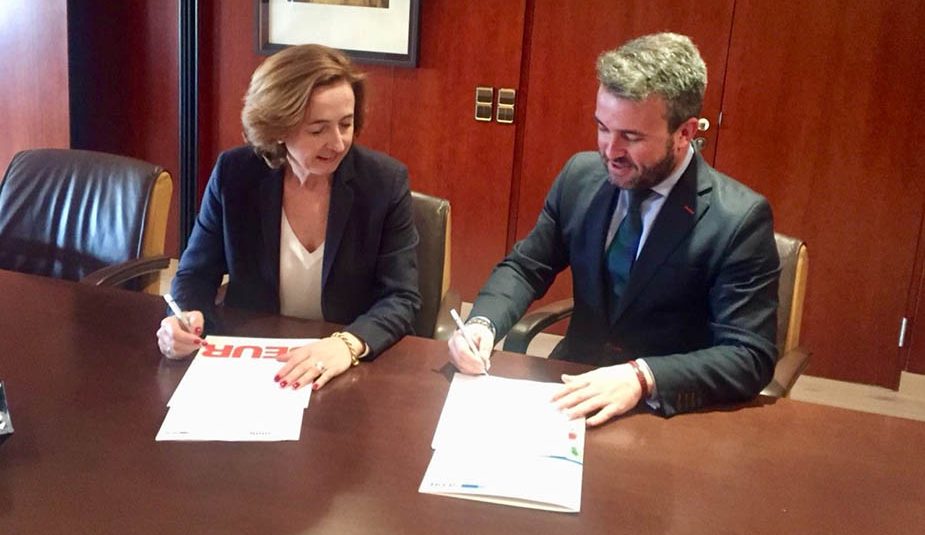 El Director del Dpto. de Formación para Empresas y Empleabilidad de UNIR y la Directora de Personas y RSC de SEUR sellaron este acuerdo Imagen de la firma del convenio entre UNIR y SEUR. Manuel Peiró, Director del Dpto. de Formación para Empresas y Empleabilidad de UNIR, junto a Itxaso Larrañaga Directora de Personas y RSC de SEUR sellaron este acuerdo en las instalaciones de SEUR.