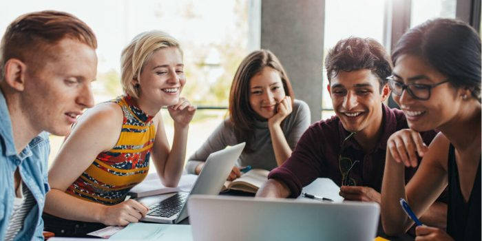 Alumnos estudian online en un ordenador portatil