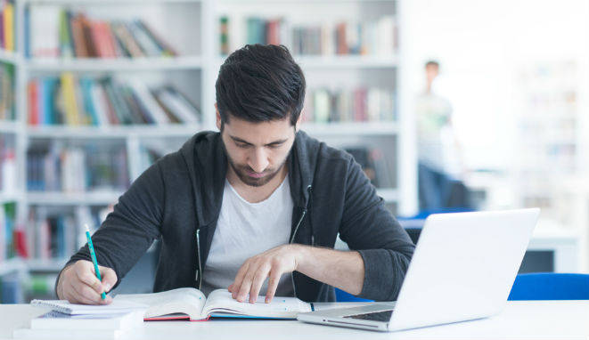 foto-chico-estudiando-unir