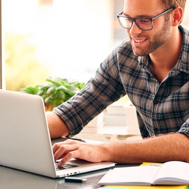 Un alumno realiza tareas en su laptop