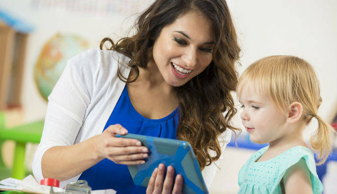 foto-profesora-tablet-nina-unir