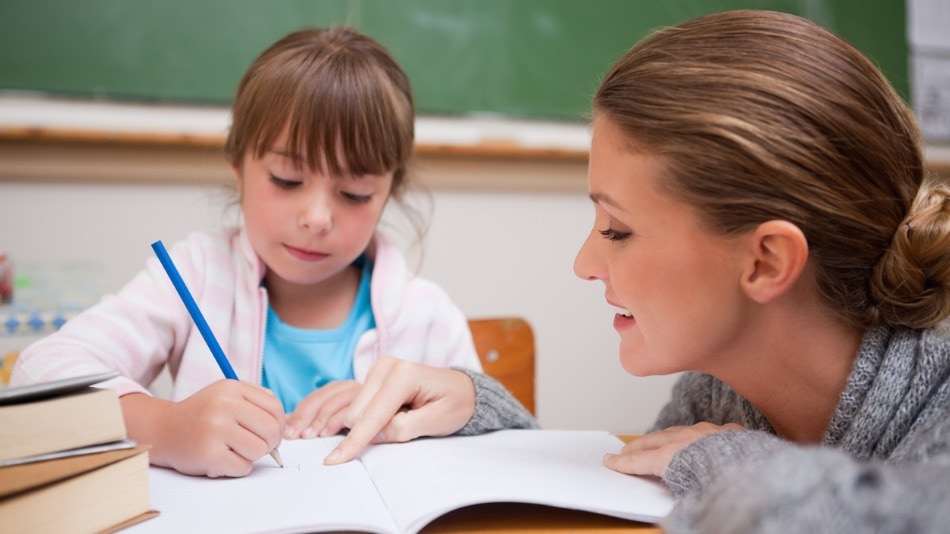 Maestra ayudando a alumna