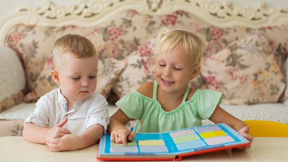 Niños estudiando juntos