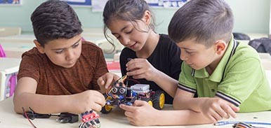 Estudiantes desarrollando un robot