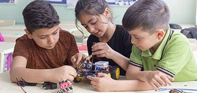 Estudiantes desarrollando un robot