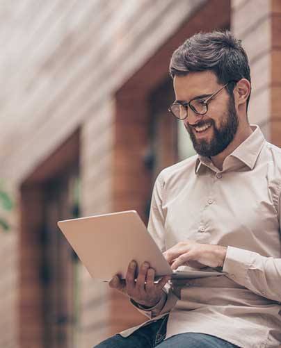 Un alumno sujeta una tablet