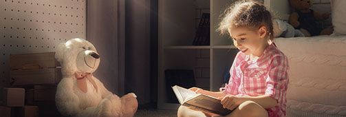 niña leyendo un libro
