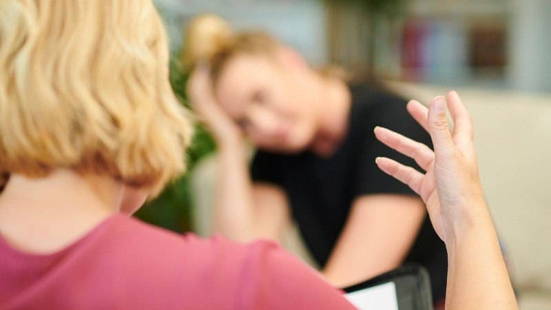 psicóloga con adolescente