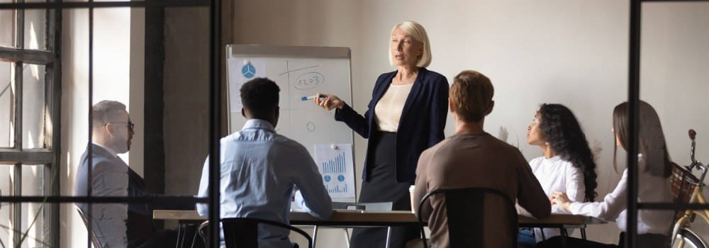 Stakeholders. Una mujer presentando en una sala de reuniones.