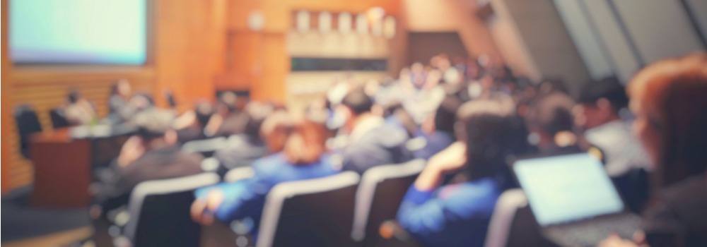 Educación universitaria, auditorio lleno borroso