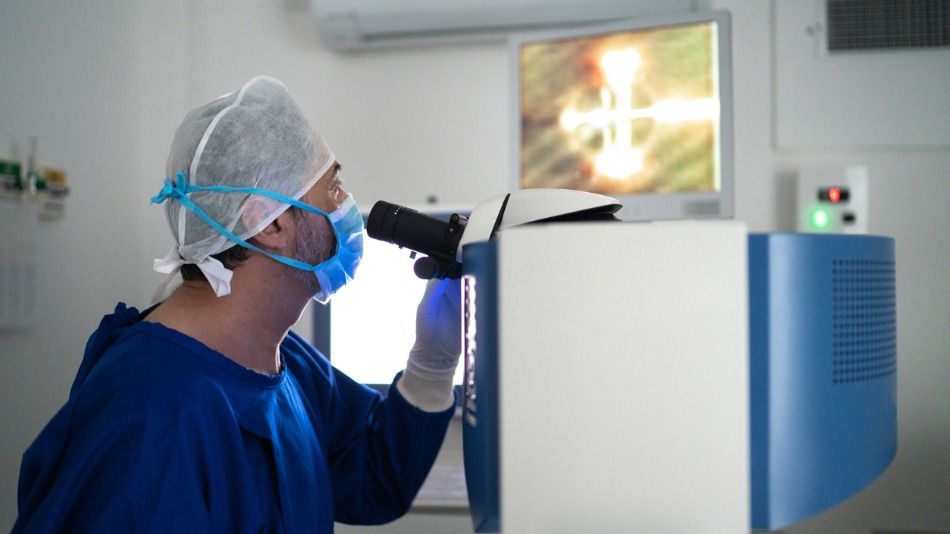 refractiva laser; un cirujano mira la imagen de un ojo