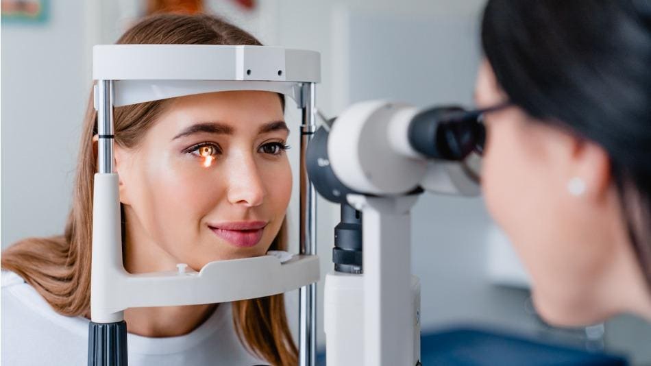 refractiva laser; una oculista revisa el ojo de una paciente