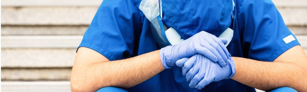 Protocolo de Londres, médico cansado, triste