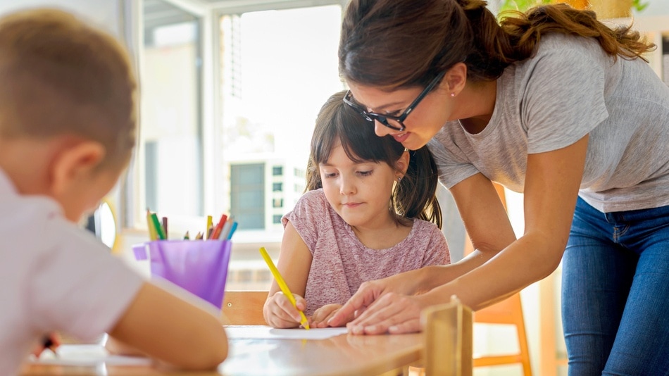 Niños con sonriente maestra