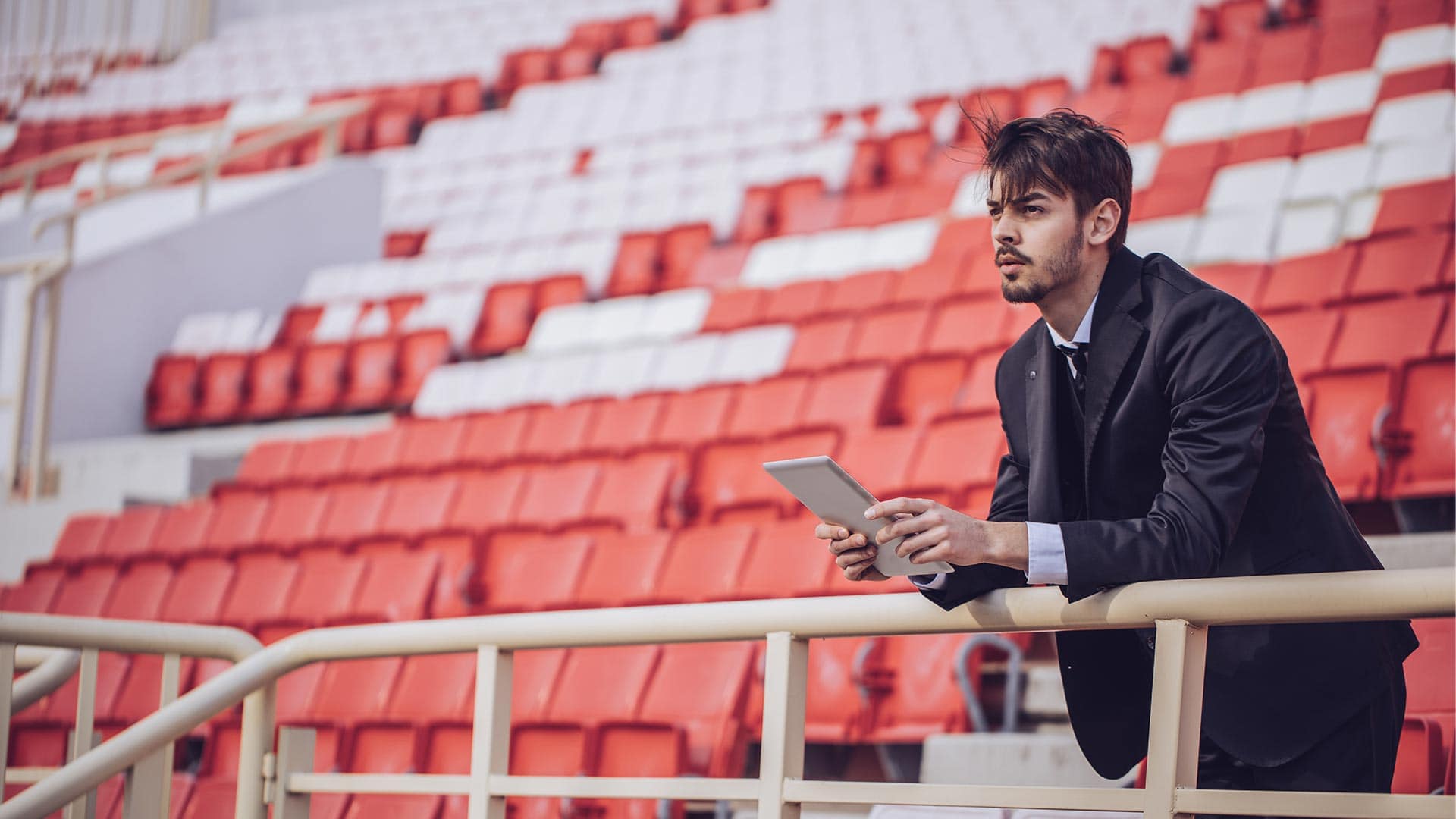 Estudiante del Máster en Gestión Deportiva Online abordando un proyecto de dirección de entidades deportivas.