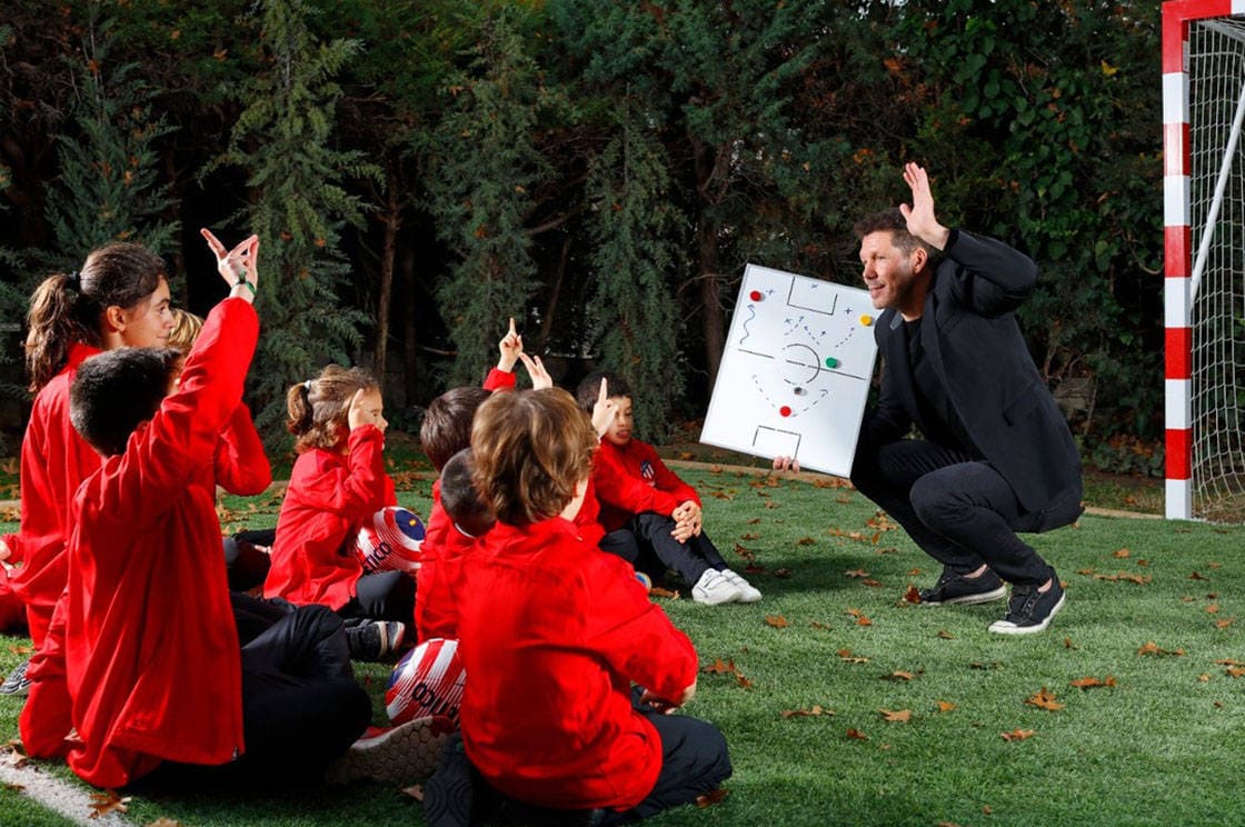 Simeone, junto a un grupo de ninos