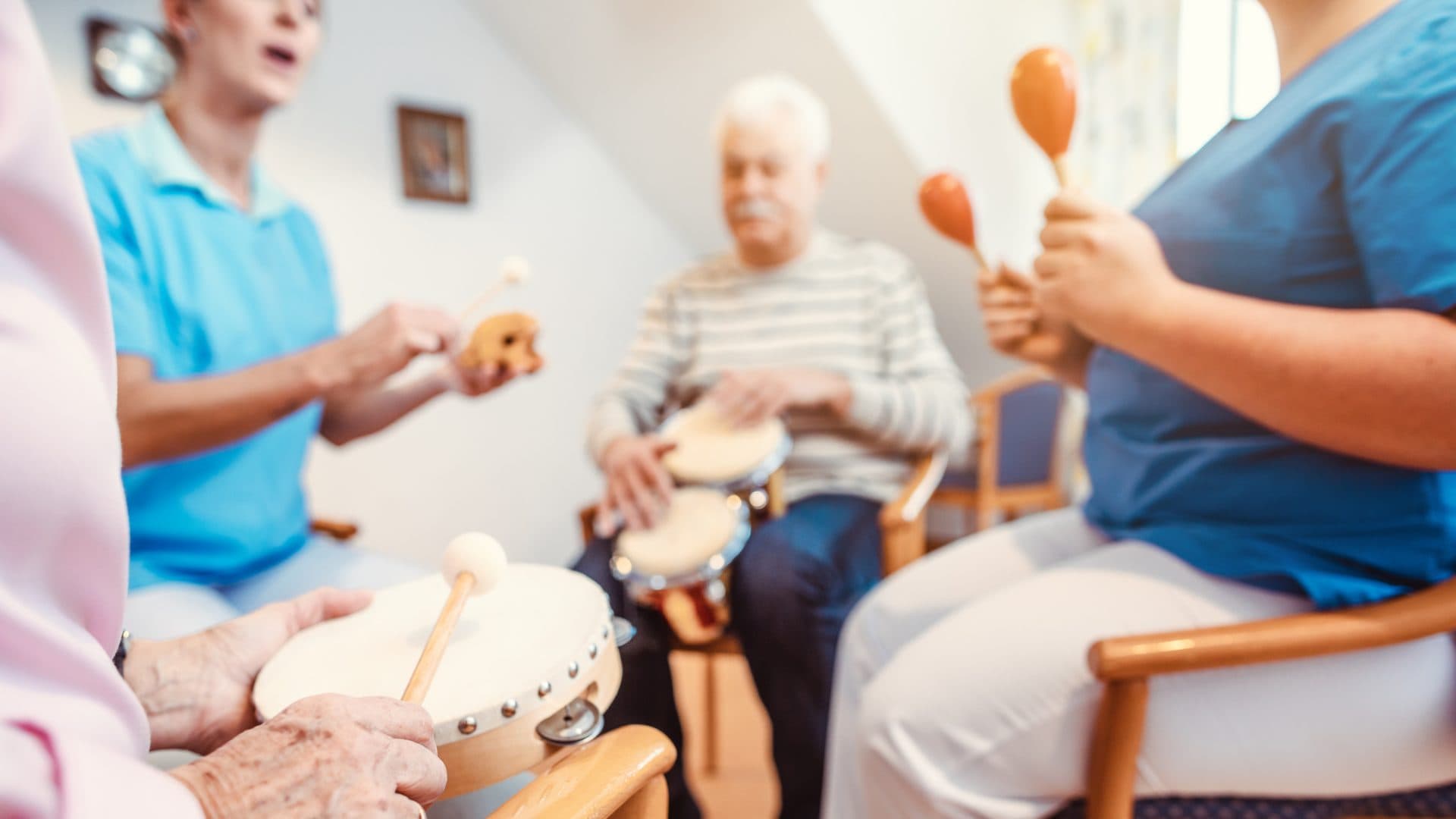 fundamentos de la musicoterapia gente mayor haciendo musica