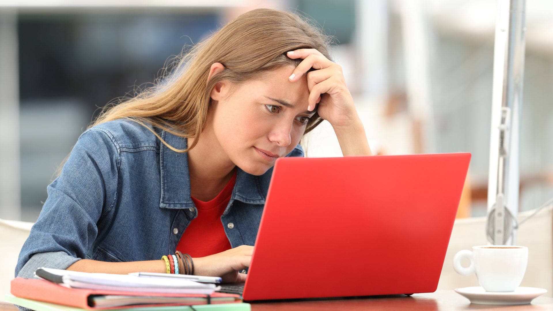 Cómo hacer un cambio de grado universitario - chica confusa delante de portátil