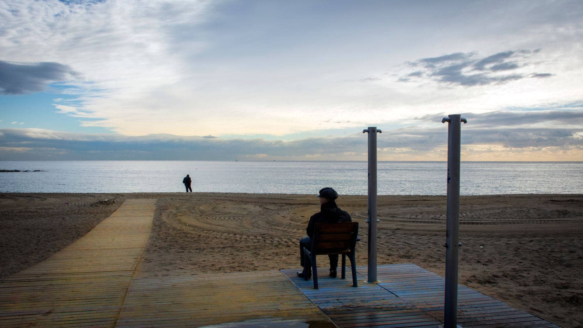 tipo de traumas psicológicos - hombre pensando junto al mar