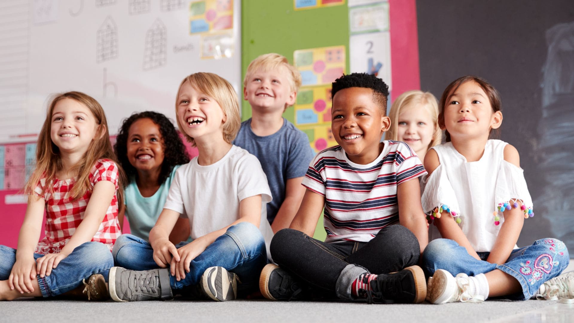 Clase con niños de todas la razas. diversidad educativa