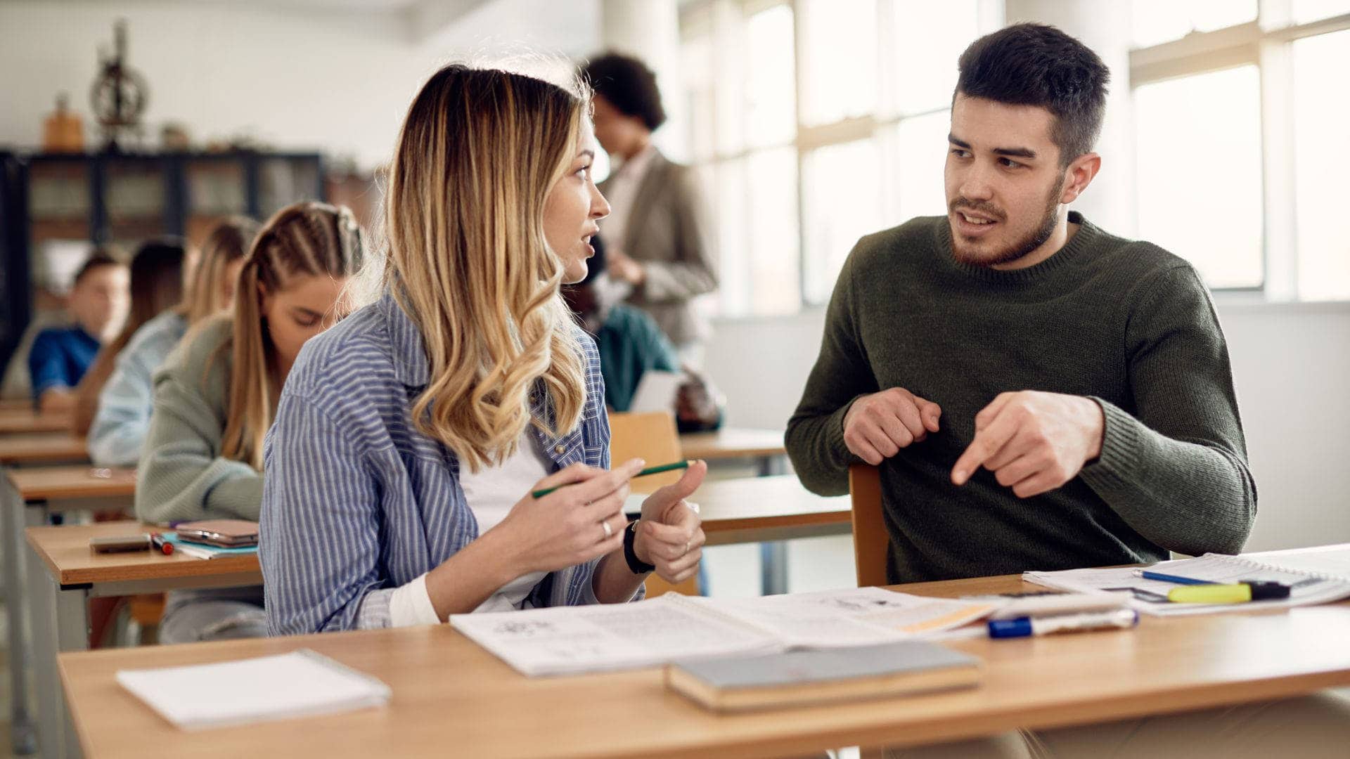 Qué máster estudiar_ un grupo de estudiantes durante una sesión de trabajo