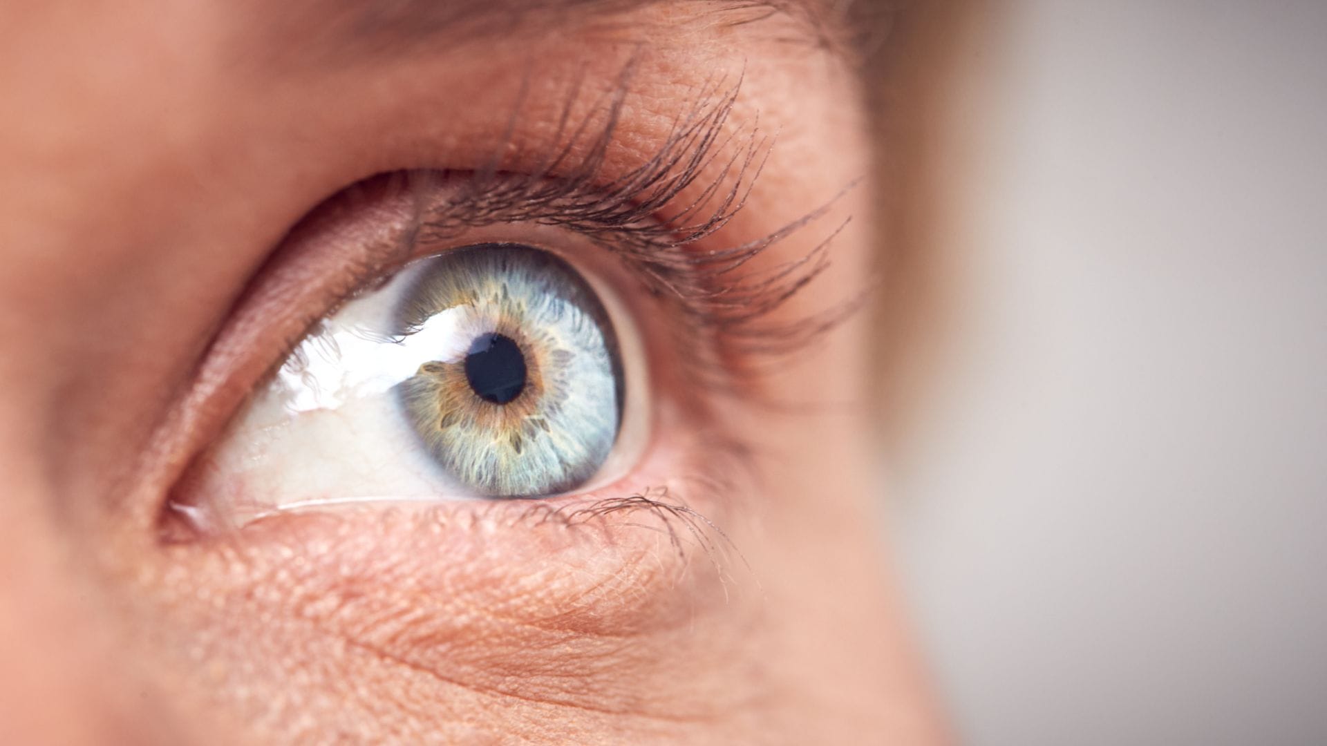 síndrome de Balint - Extremo primer plano de ojo de mujer