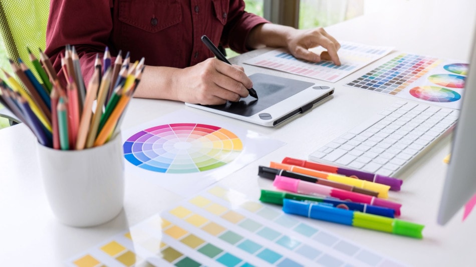 ¿Dónde puede trabajar un diseñador gráfico_- diseñador con paleta de colores
