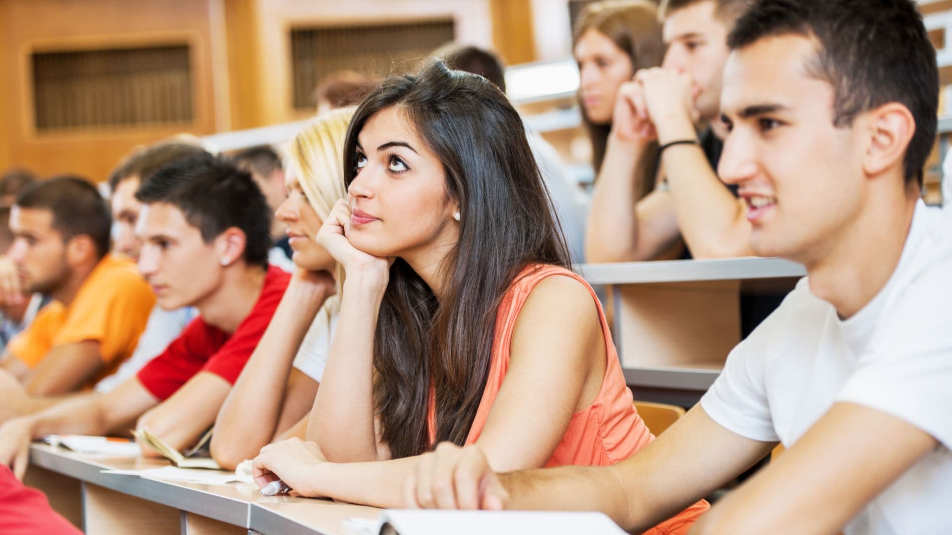 Notas de corte 2021 - estudiantes haciendo un examen