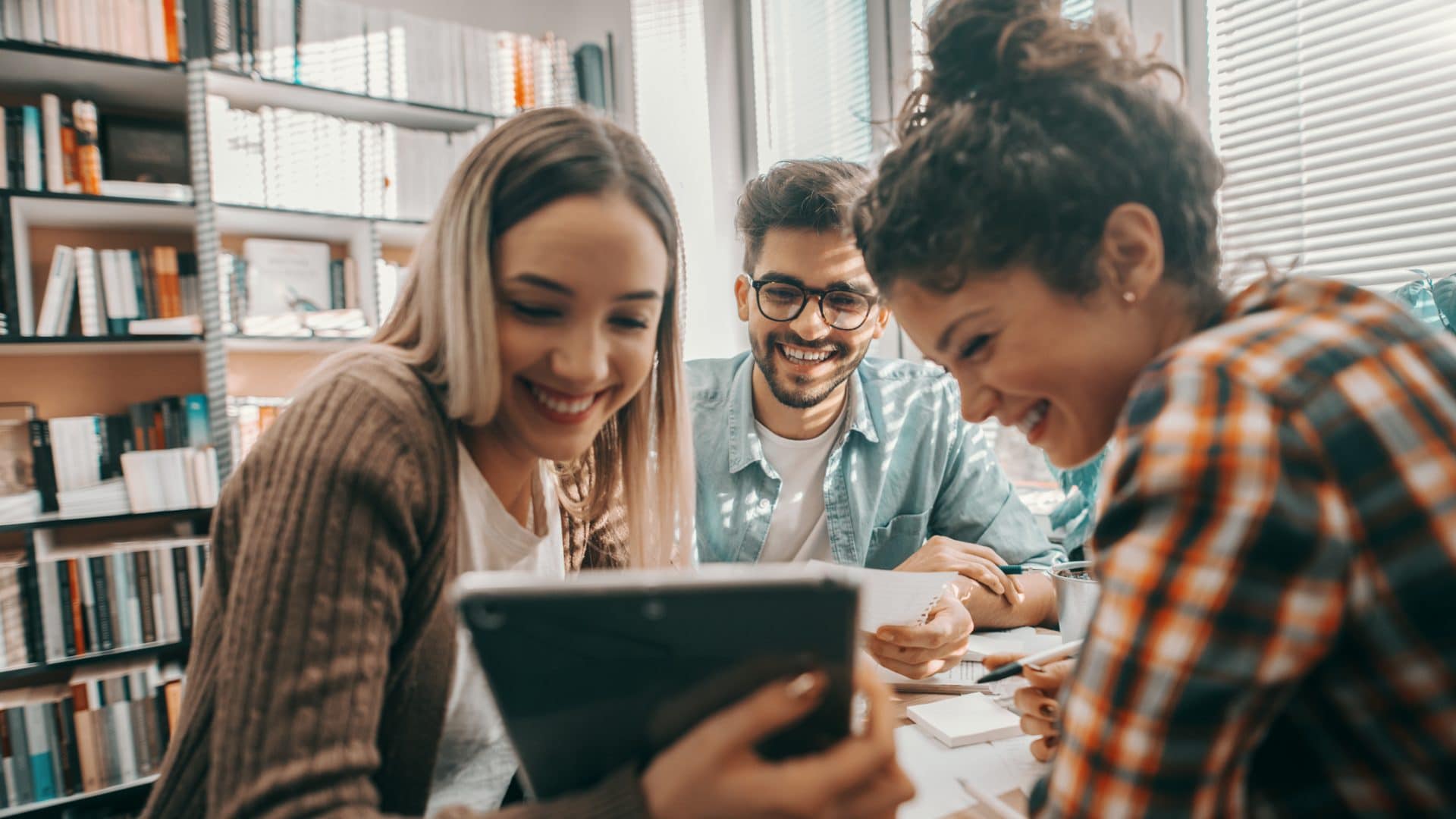 convalidaciones entre grados universitarios - chicas estudiantes