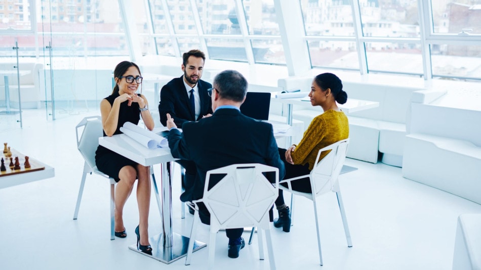 que hace un director de marketing - compañeros de trabajo en una reunión