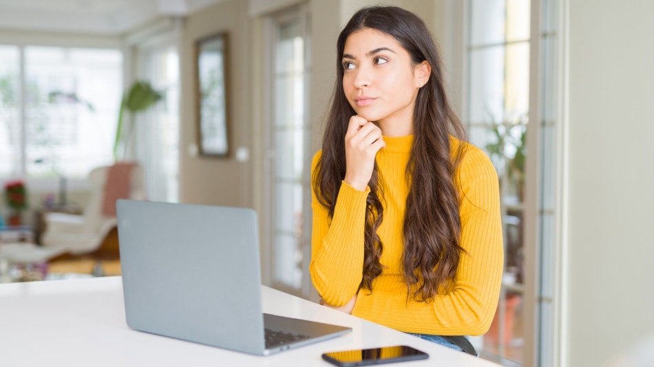 ¿Qué Bachillerato hay que hacer para estudiar Marketing_ - chica joven con expresión de duda