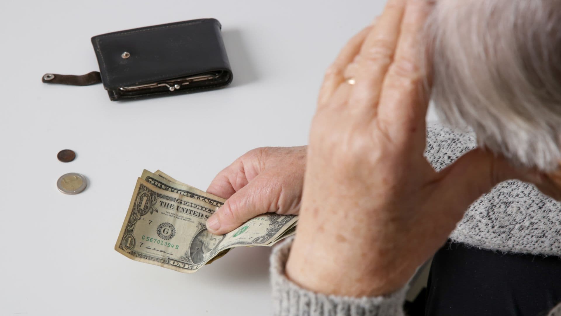 persona mayor reviviendo el pasado a través de un billete a partir de una terapia de reminiscencia