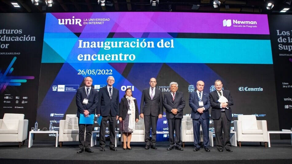 De izquierda a derecha de la imagen: Manuel Herrera, director académico de Relaciones Internacionales de UNIR; Rafael Puyol, presidente de UNIR; Jeri Ramón Ruffner, rectora de la Universidad Nacional Mayor de San Marcos (UNMSM); Alejandro Enrique Alvargonzález, embajador de España en Perú; Miguel Romero, alcalde de Lima; Mariano Jabonero, secretario general de la Organización de Estados Iberoamericanos (OEI); y José María Vázquez García-Peñuela, rector de UNIR. 