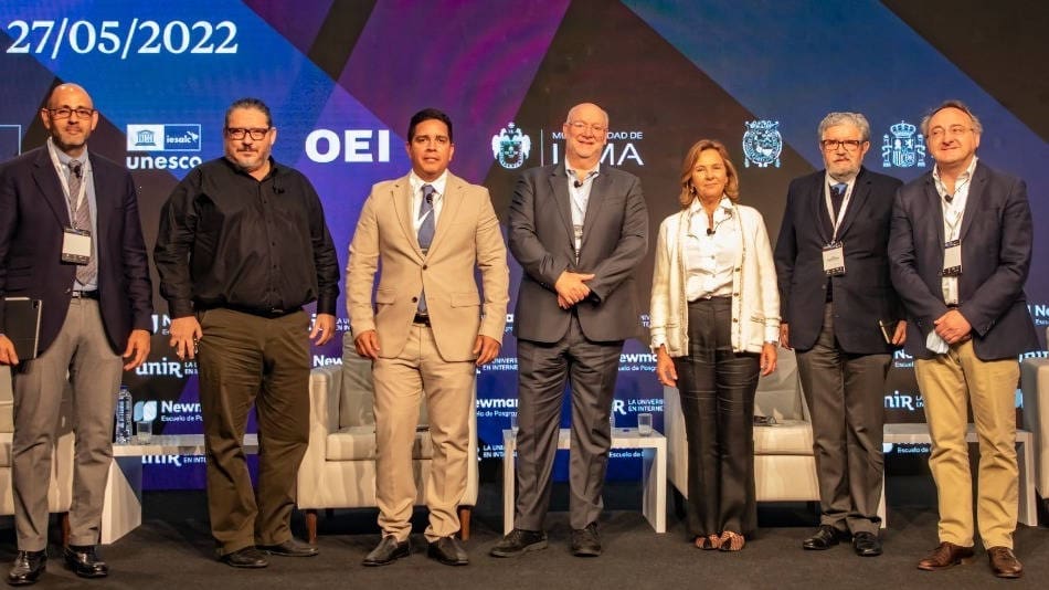 De izquierda a derecha de la imagen: Rubén González Crespo, vicerrector de Ordenación Académica y Profesorado en UNIR; Sandro Marcone, consejero del Consejo Nacional de Educación del Perú; Fabricio Guevara, Rector de la Universidad Estatal de Milagro (Ecuador); Fernando Valenzuela, Global Digital Education Thought Leader del Instituto ASPEN; Margarita Villegas, directora de Tecnología e Innovación de UNIR; Efraín Gonzalez de Olarte, exrector y catedrático de la Pontificia Universidad Católica del Perú (PUCP) y miembro del Consejo Asesor de UNIR en Perú; y Manuel Herrera, director académico de Relaciones Internacionales de UNIR. 