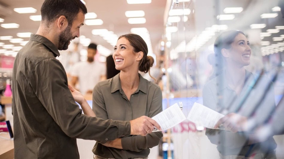 Customer experience manager hablando a una mujer