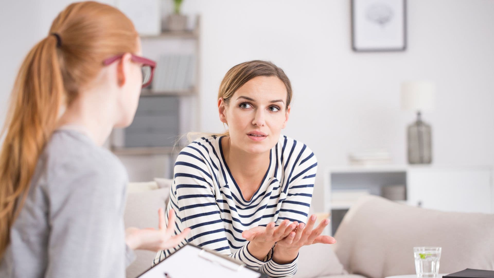 Paciente en consulta de psicoterapia integral.