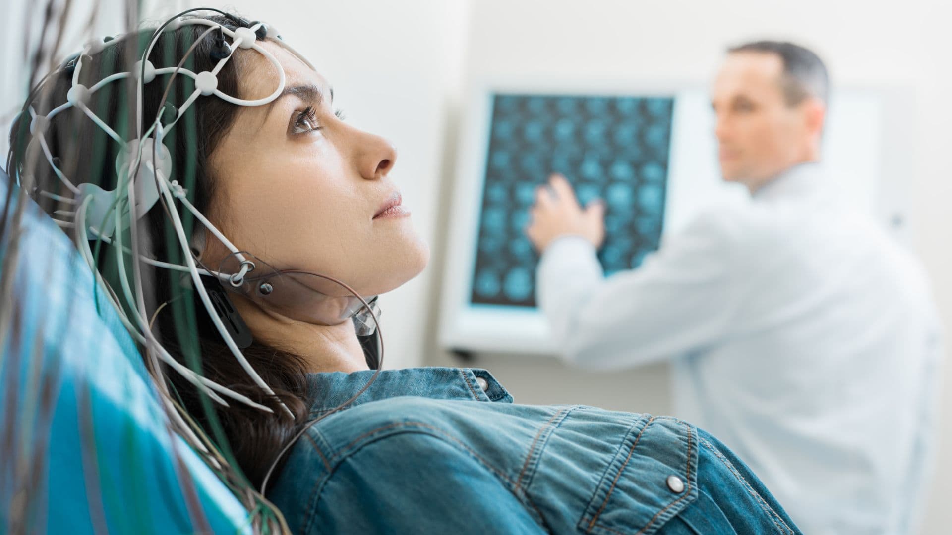 Mujer realizando un encefalograma para una neuroterapia.