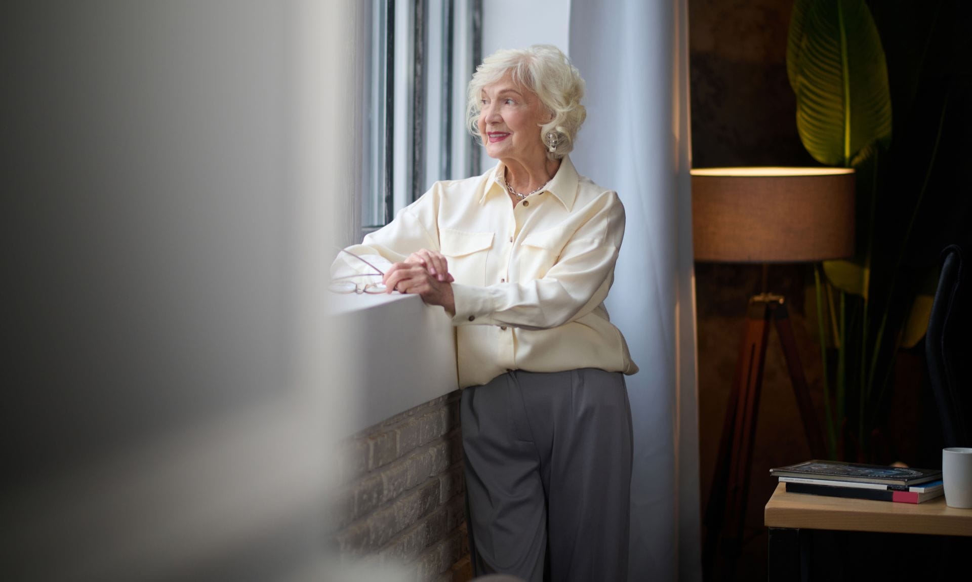 mujer mayor sola que puede sufrir depresión en ancianos