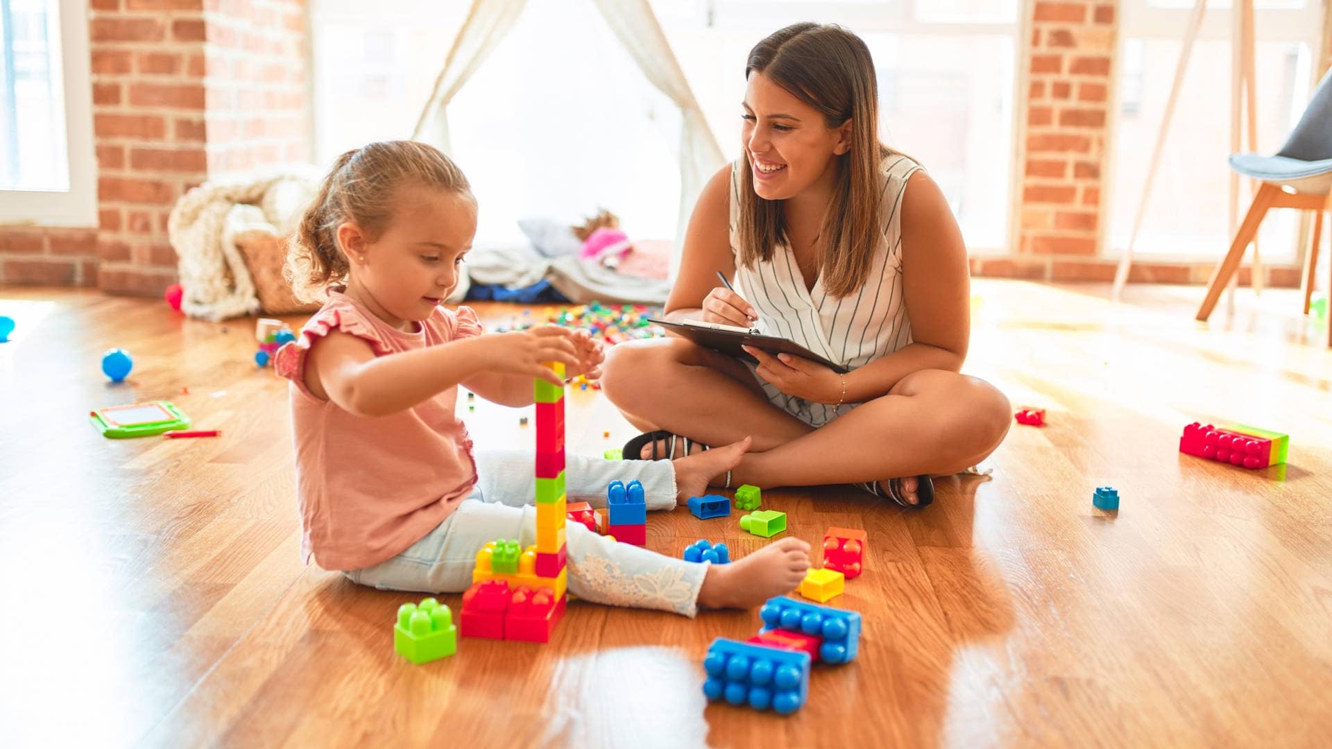 niña en ejercicio de trabajo como parte de terapias infantiles trabajos