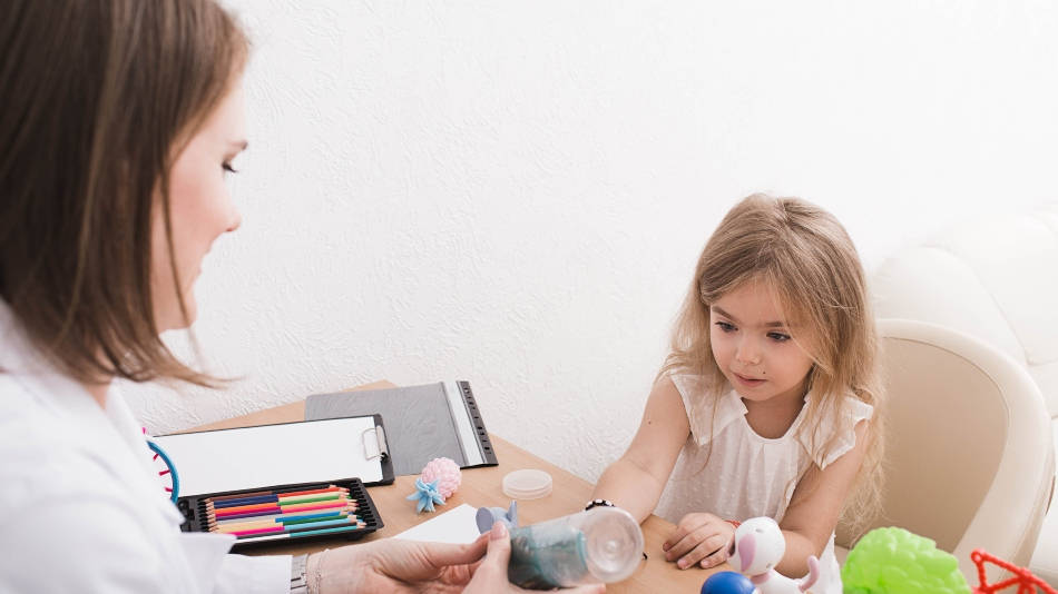 niña en sesión de terapias infantiles