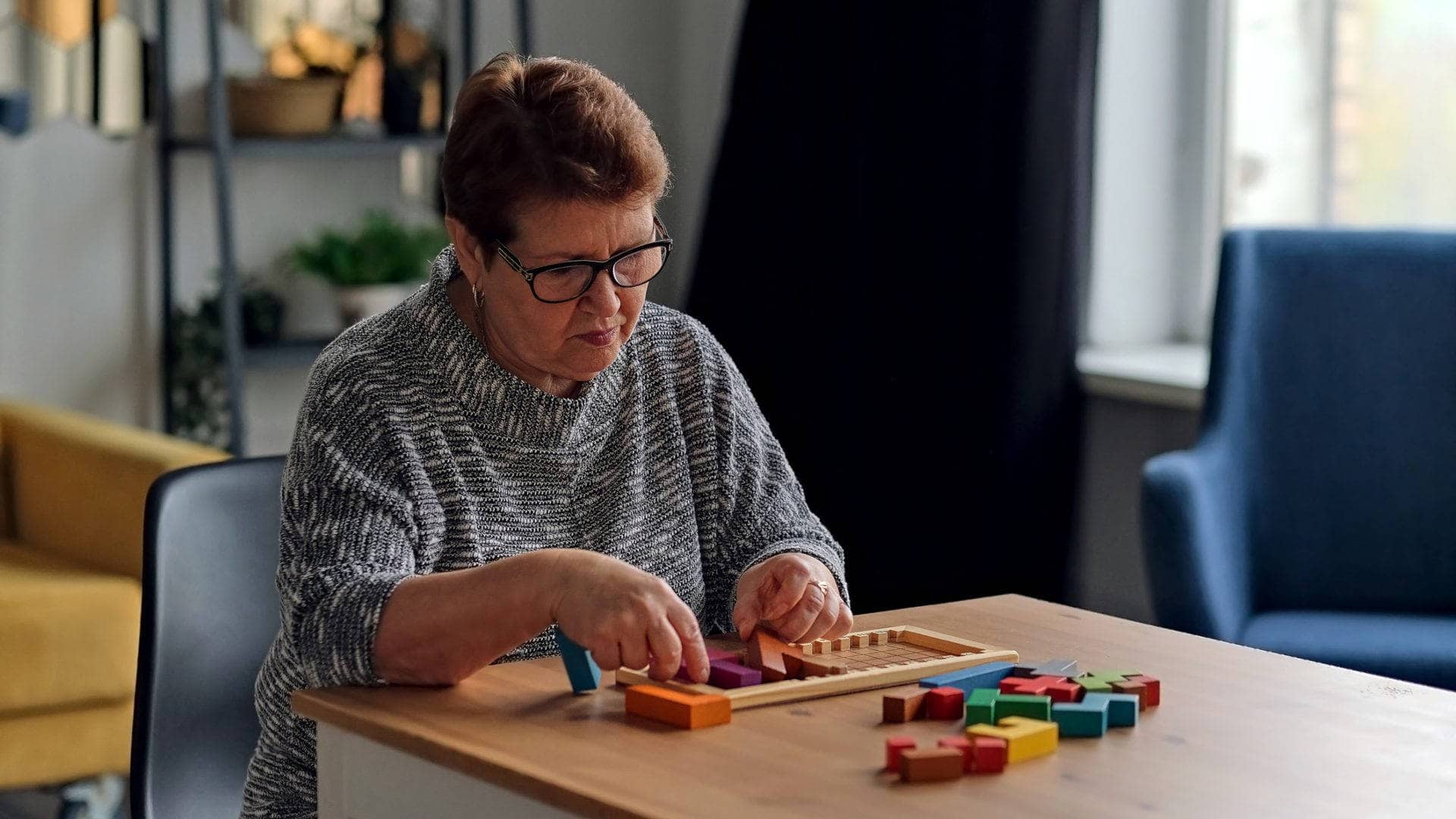 una persona realizando estimulación cognitiva del alzhéimer