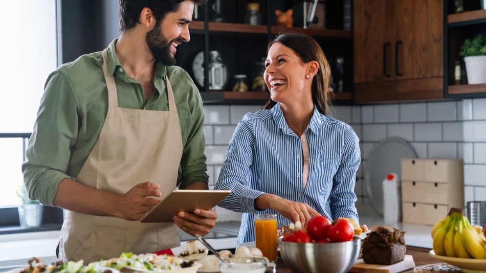 Hombre y mujer cocinan juntos. 