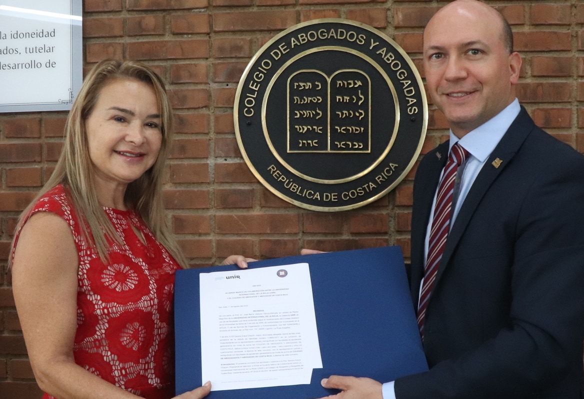 La licenciada Sandra Arauz Chacón y el Dr. Roberto Recio Vázquez.