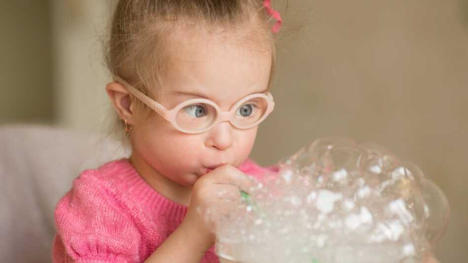 Niña ejercitando ejercicios del logopeda