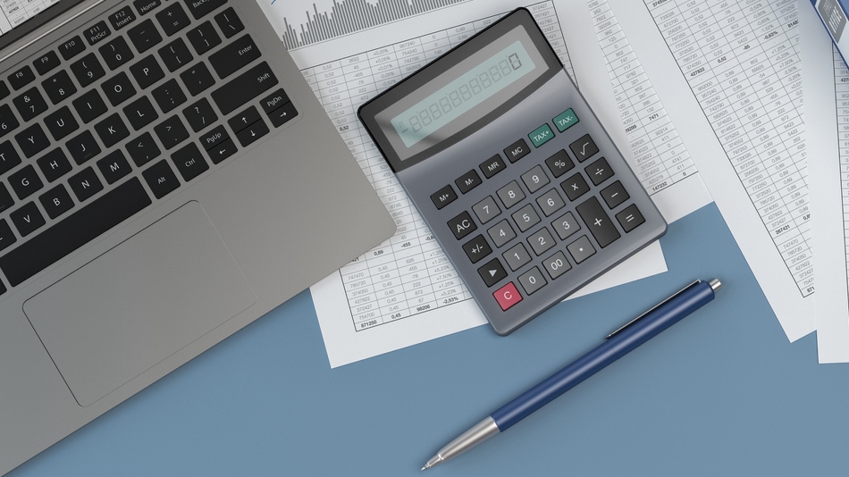 Calculadora y ordenador, herramientas claves de finanzas.