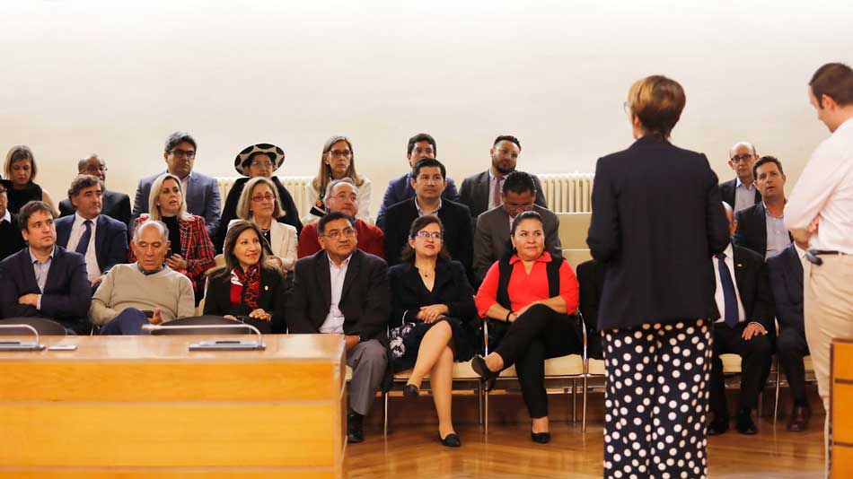 Autoridades académicas durante la recepción en el consistorio logroñés