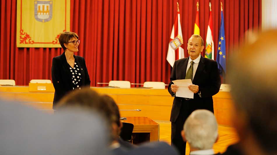 Rector de UNIR y la teniente alcalde Eva Tobías durante la recepción en el Ayuntamiento