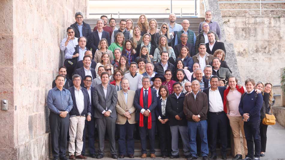 Foto de familia de la delegación en San Millán