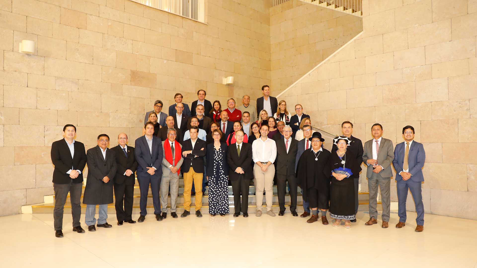 Foto de autoridades académicas en la recepción al ayuntamiento de Logroño