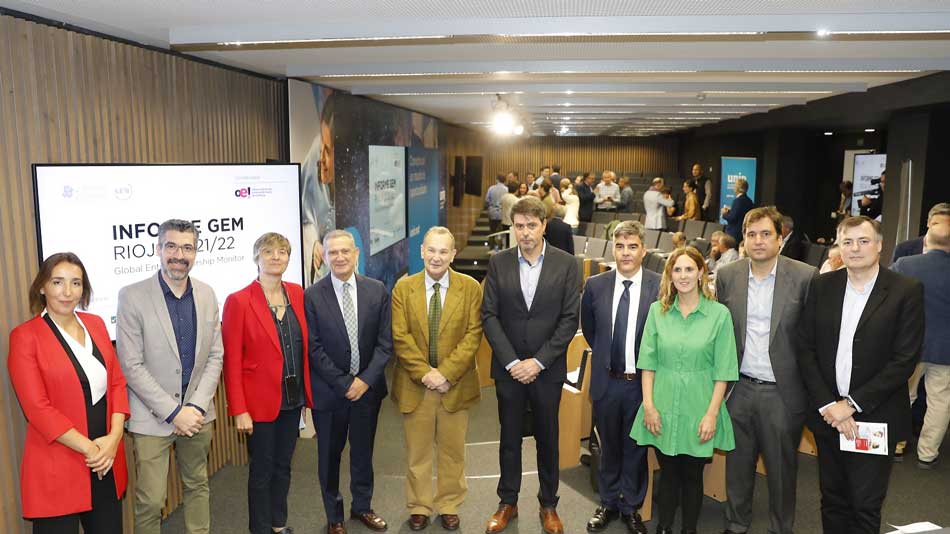 Miembros de GEM La Rioja y ponentes con autoridades académicas e institucionales